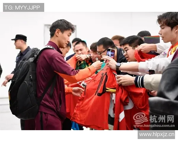 球员赛后现身机场感谢支持 球迷热情接机场面宛如澎湃人海