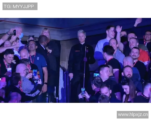 球员赛场求婚成功，观众掌声雷动